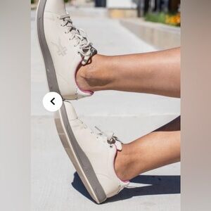 KURU ROAM White and Pink Athletic Shoes size 9M